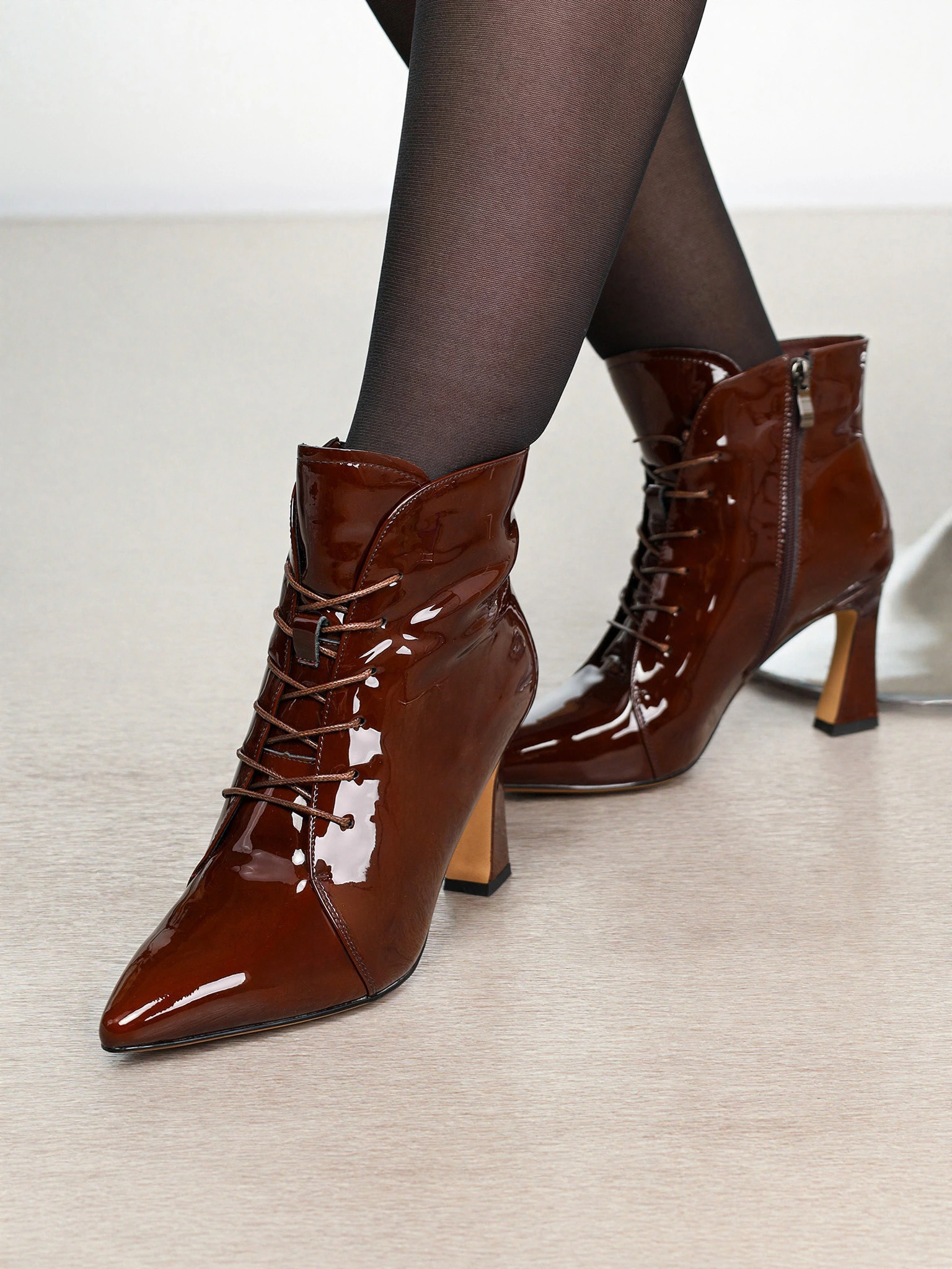 Ботильоны лакированные бордового цвета со шнуровкой на высоком каблуке